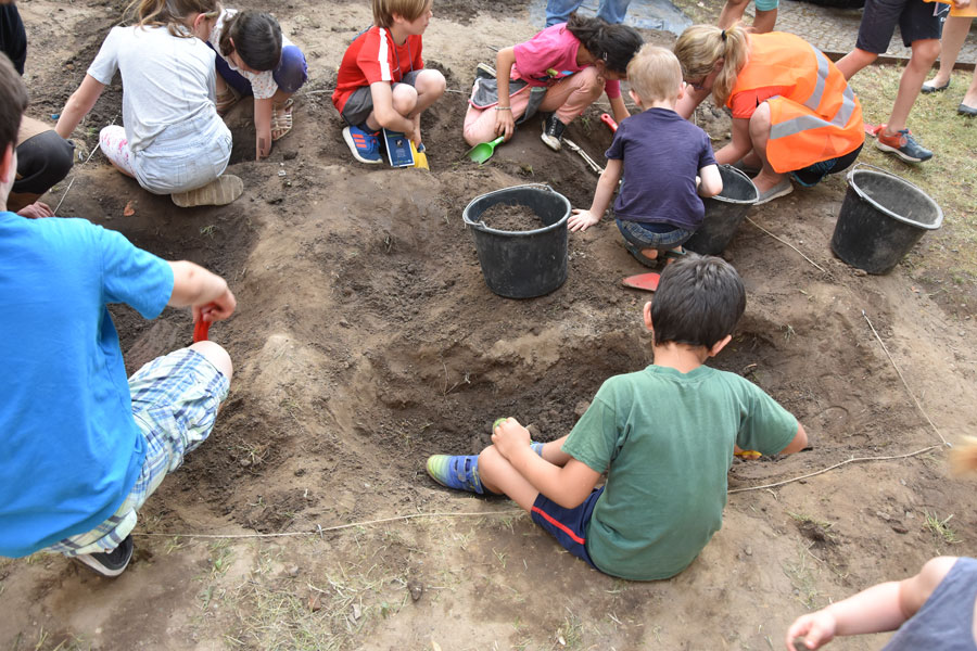 LNDW 2018 Topoi / Archäologische Kindergrabung im Vorgarten des Topoi-Hauses 